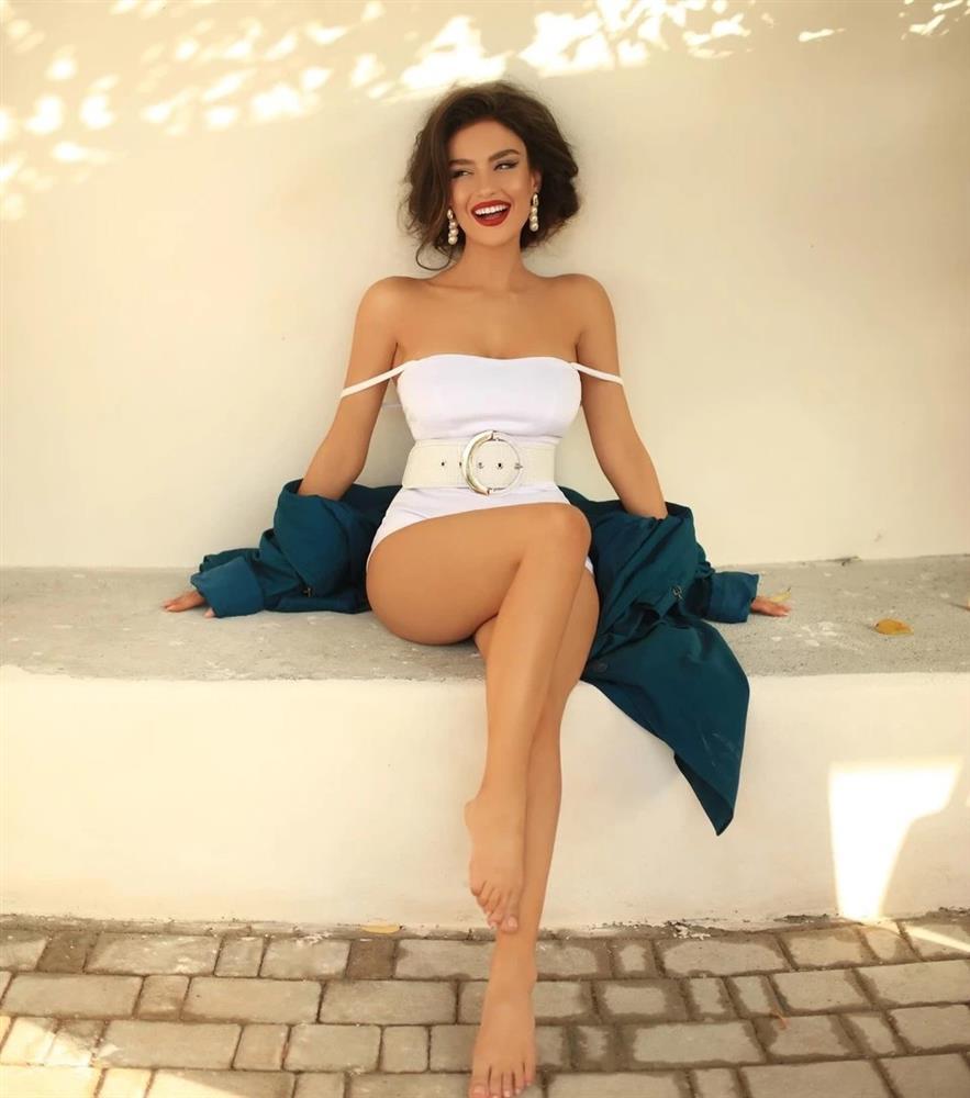 Váy áo dẫn sóng truyền hình Albani của nữ MC thể thao hot hơn Cup C1-3