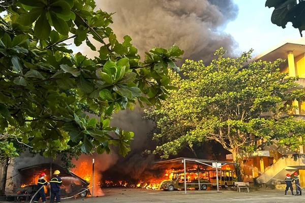 Hà Nội: Cháy chung cư mini, nhiều người lên mái tầng 9 chờ cứu-2