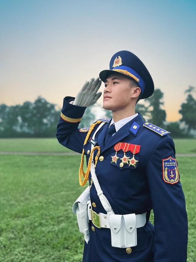 Chàng bộ đội điển trai gây sốt MXH sau lễ diễu binh: Mong tìm được bạn gái thấu hiểu công việc của mình-1