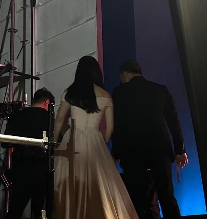 Song Hye Kyo gây sốt MXH với bóng lưng quyến rũ qua ống kính của Thang Duy tại Baeksang-1