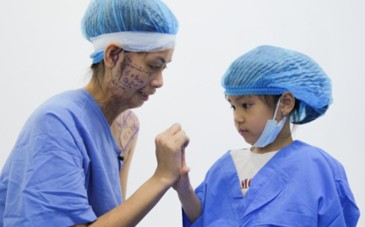 Cô gái mặt biến dạng với vết sẹo 30 cm: Ám ảnh can axit từ chồng, tuyệt vọng cầu cứu bố báo công an đi, con sợ lắm...-2