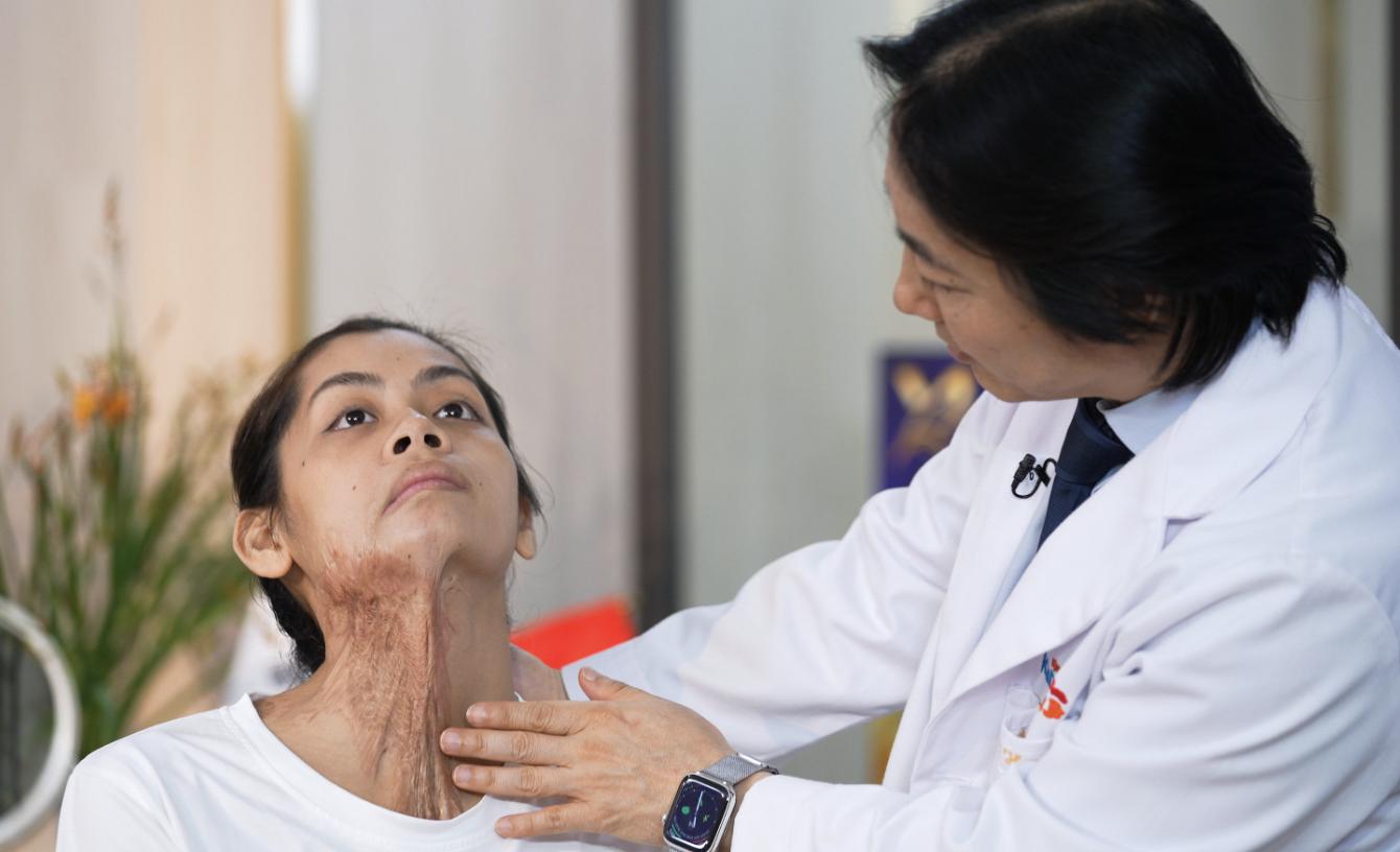 Cô gái mặt biến dạng với vết sẹo 30 cm: Ám ảnh can axit từ chồng, tuyệt vọng cầu cứu bố báo công an đi, con sợ lắm...-1