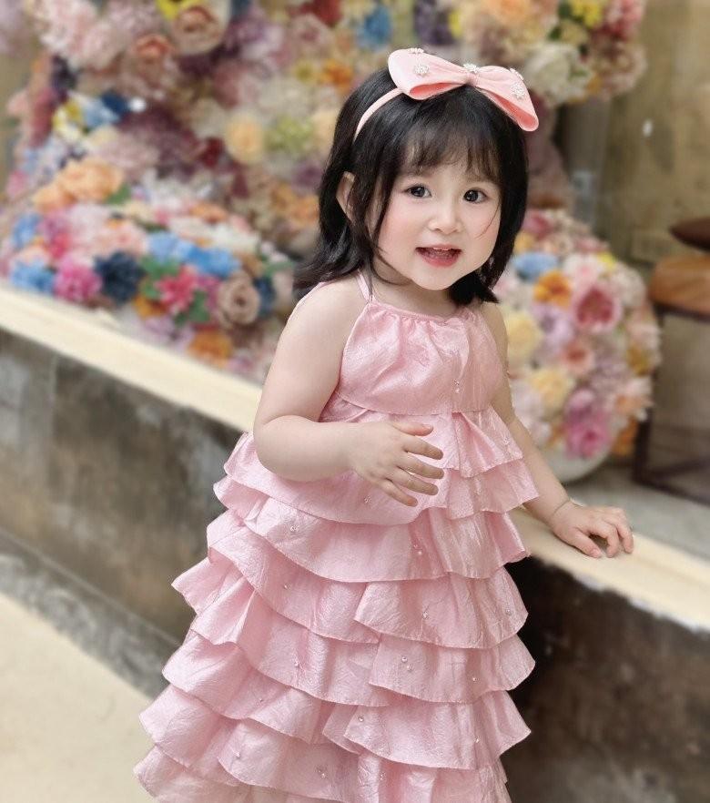 Bé gái Hà Nội diện mạo xinh như búp bê, đắt show làm mẫu, 2 tuổi có cát-xê 15 triệu/tháng-1