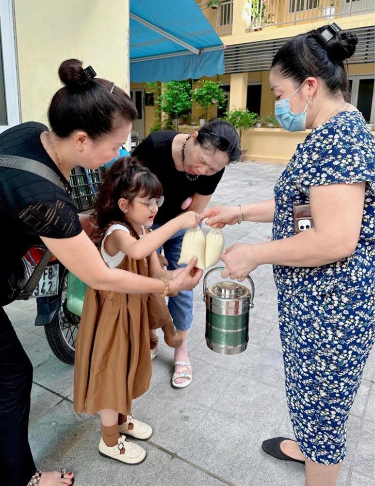 Bé gái Hà Nội diện mạo xinh như búp bê, đắt show làm mẫu, 2 tuổi có cát-xê 15 triệu/tháng-10