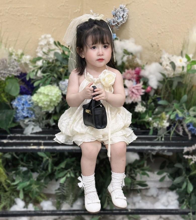 Bé gái Hà Nội diện mạo xinh như búp bê, đắt show làm mẫu, 2 tuổi có cát-xê 15 triệu/tháng-4