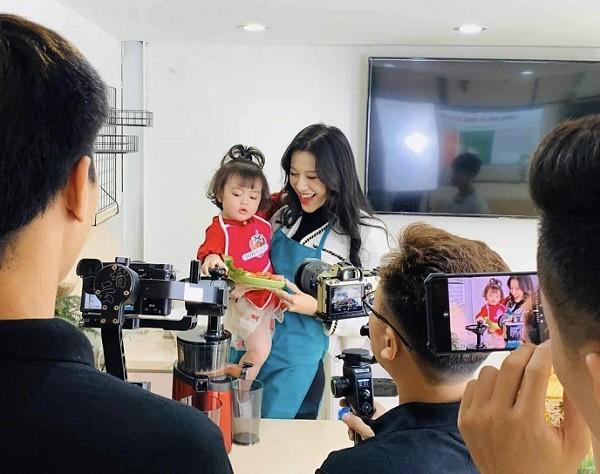 Bé gái Hà Nội diện mạo xinh như búp bê, đắt show làm mẫu, 2 tuổi có cát-xê 15 triệu/tháng-7