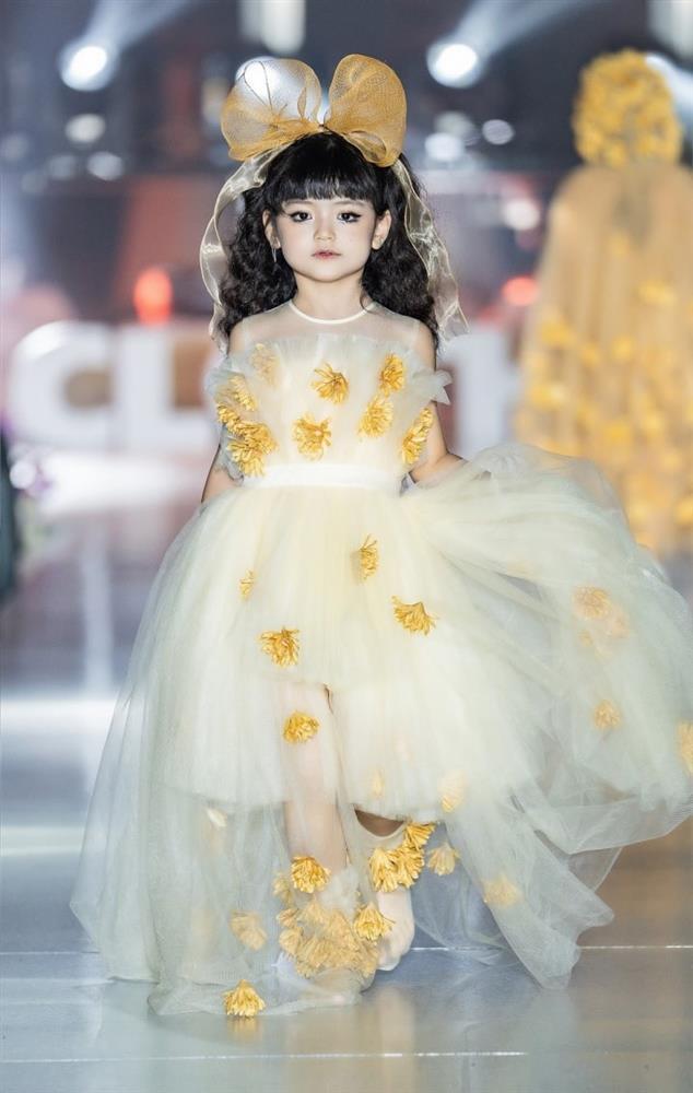 Bé gái Hà Nội diện mạo xinh như búp bê, đắt show làm mẫu, 2 tuổi có cát-xê 15 triệu/tháng-8