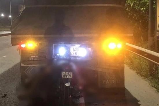 Tông xe đầu kéo đậu bên đường, nam thanh niên tử vong