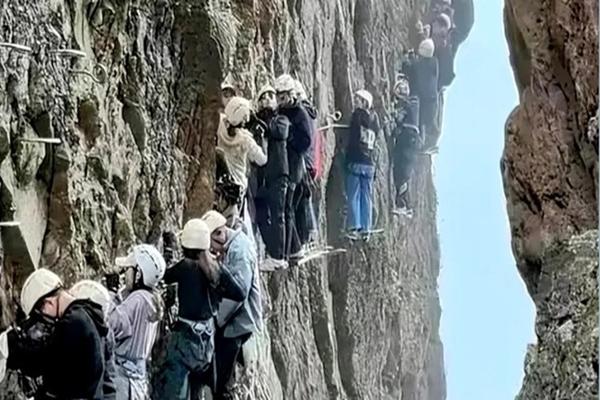 Kinh hoàng cảnh tượng du khách mắc kẹt trên vách núi ở Trung Quốc-1
