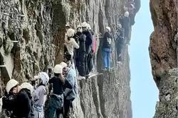 Kinh hoàng cảnh tượng du khách mắc kẹt trên vách núi ở Trung Quốc