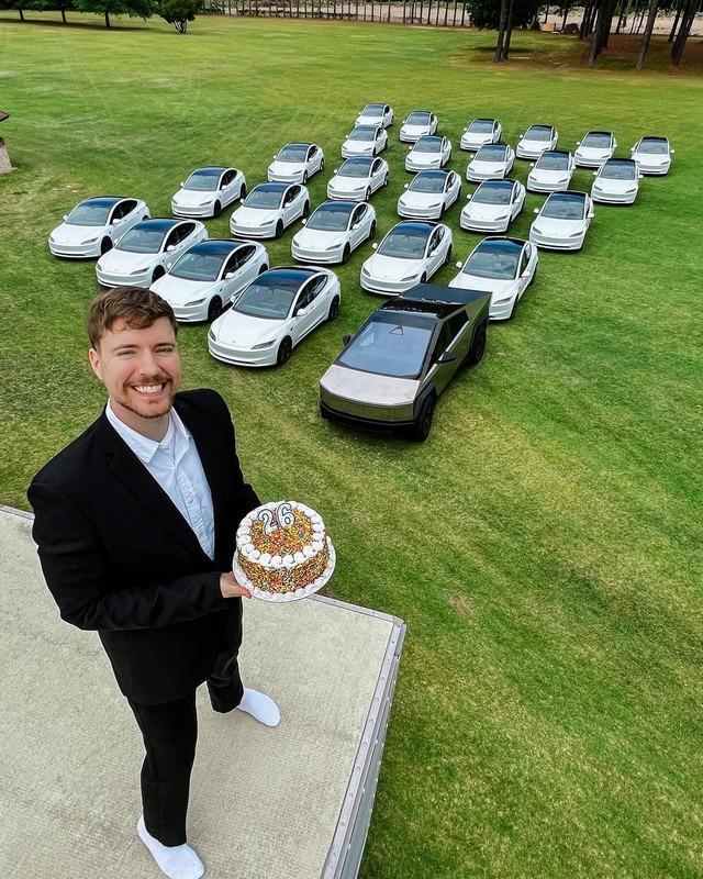 YouTuber 26 tuổi tặng 26 ô tô cho fan dịp sinh nhật, ai trúng có thể đổi thành tiền mặt cao nhất hơn 3 tỷ-1