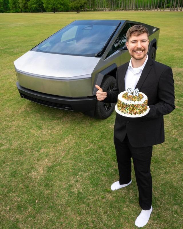 YouTuber 26 tuổi tặng 26 ô tô cho fan dịp sinh nhật, ai trúng có thể đổi thành tiền mặt cao nhất hơn 3 tỷ-2