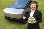 Tiền nhiều, hai YouTuber nổi tiếng làm content kiểu: người tặng xe Tesla, người chê cuộc sống Trái Đất-5