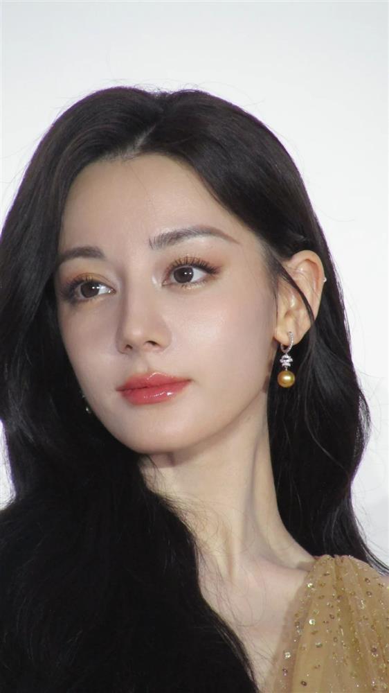 Cận ảnh gương mặt đẹp không tỳ vết của Địch Lệ Nhiệt Ba qua ảnh chưa chỉnh sửa-2