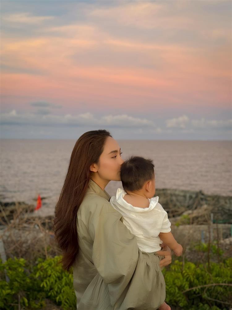 Hậu sinh con, Minh Hằng diện bikini khoe vóc dáng đồng hồ cát khiến fan xuýt xoa ghen tị-7