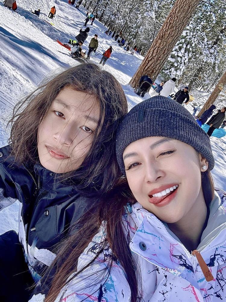 Con trai Jennifer Phạm gây sốt với mái tóc dài lãng tử, chiều cao 1m9 nổi trội, điển trai giống hệt bố-2