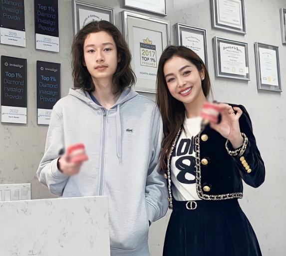 Con trai Jennifer Phạm gây sốt với mái tóc dài lãng tử, chiều cao 1m9 nổi trội, điển trai giống hệt bố-3