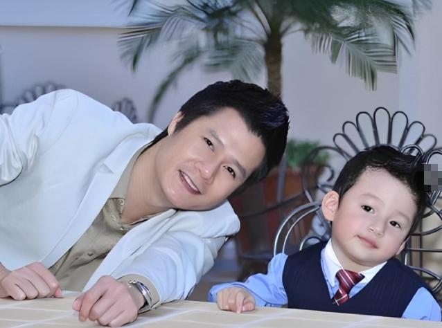 Con trai Jennifer Phạm gây sốt với mái tóc dài lãng tử, chiều cao 1m9 nổi trội, điển trai giống hệt bố-4