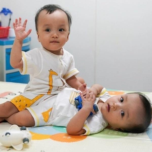 Trúc Nhi - Diệu Nhi sau 4 năm tách rời: Cả hai đều đi học, hoàn toàn khỏe mạnh, chạy nhảy nô đùa-1