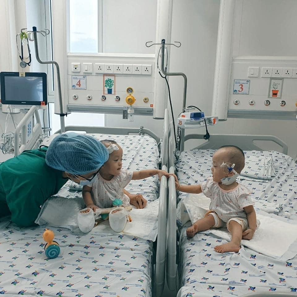 Trúc Nhi - Diệu Nhi sau 4 năm tách rời: Cả hai đều đi học, hoàn toàn khỏe mạnh, chạy nhảy nô đùa-2