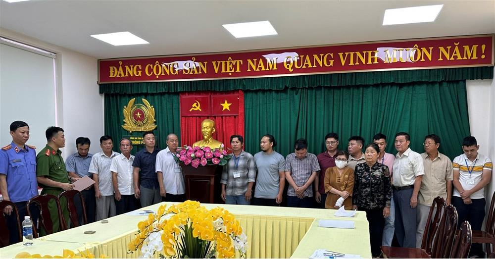 Khởi tố 23 bị can trong đường dây buôn lậu hơn 200 triệu lít xăng-1