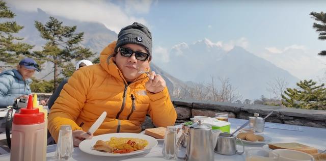 Khoa Pug ném 1 tỷ qua cửa sổ, đòi leo đỉnh Everest nhưng nửa đường lại quay về vì lí do khó đỡ-4