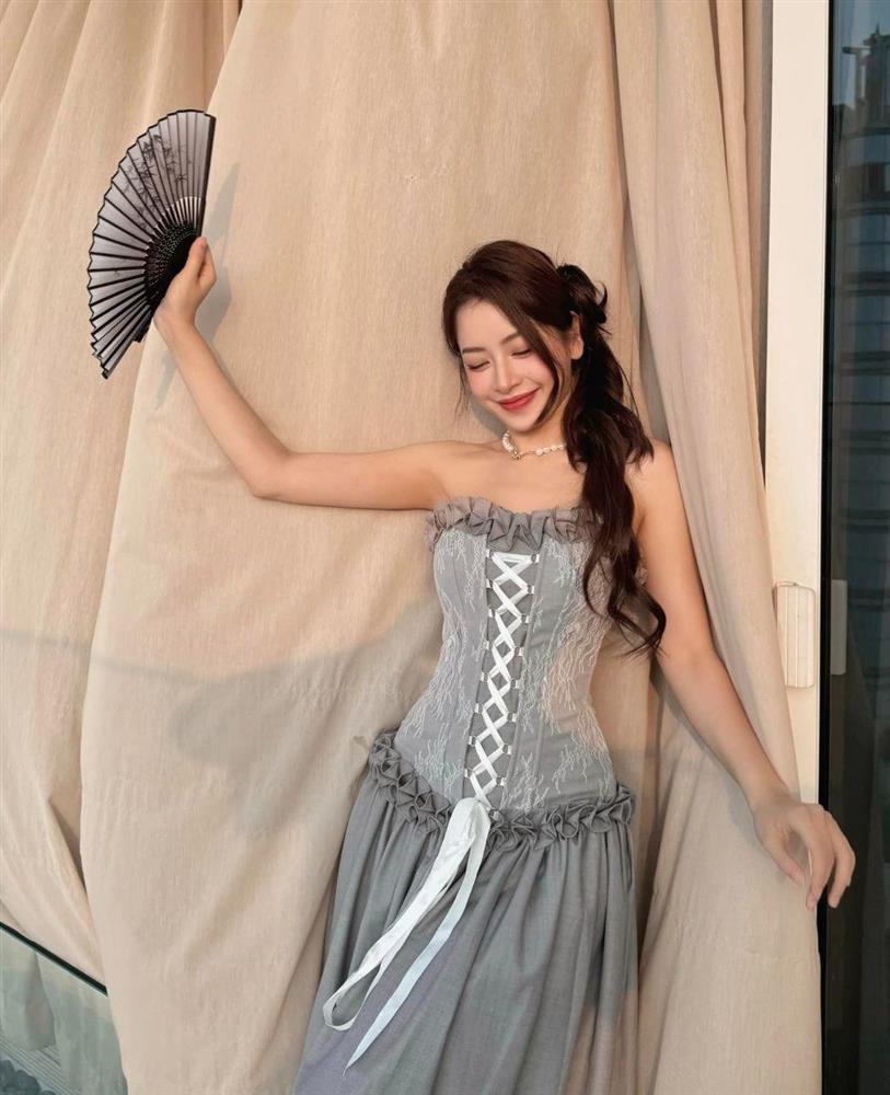 Bí quyết của Chi Pu để diện váy cúp tôn vòng 1 không phô