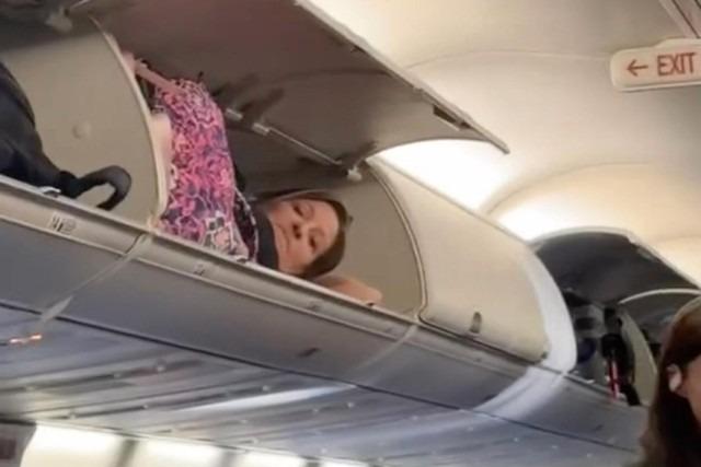 Choáng với người phụ nữ nằm gọn trong ngăn hành lý máy bay Mỹ-1