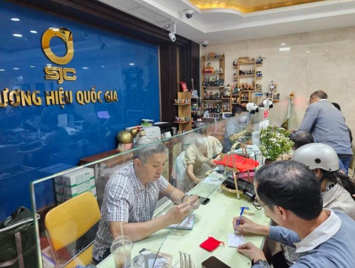 Vàng SJC tăng phi mã 92 triệu đồng/lượng, mỗi khách chỉ được mua 2 lượng vàng SJC?-2