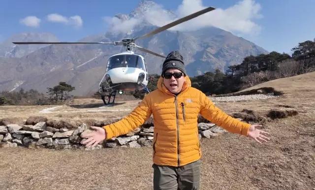 Tiền nhiều, hai YouTuber nổi tiếng làm content kiểu: người tặng xe Tesla, người chê cuộc sống Trái Đất-4