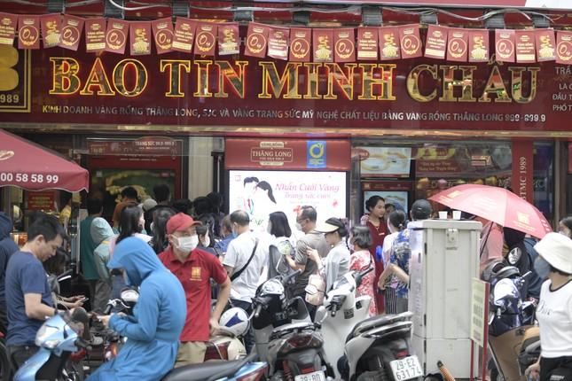 Điên cuồng giá vàng: Bế cả con 3 tháng đi xếp hàng mua bán như thời bao cấp-1