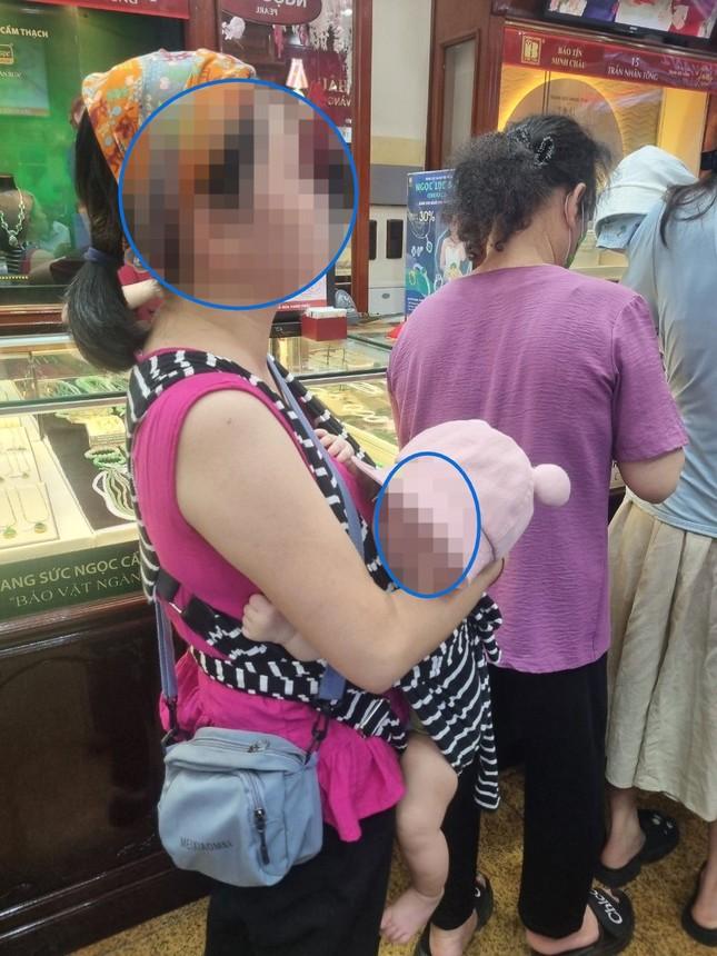 Điên cuồng giá vàng: Bế cả con 3 tháng đi xếp hàng mua bán như thời bao cấp-3