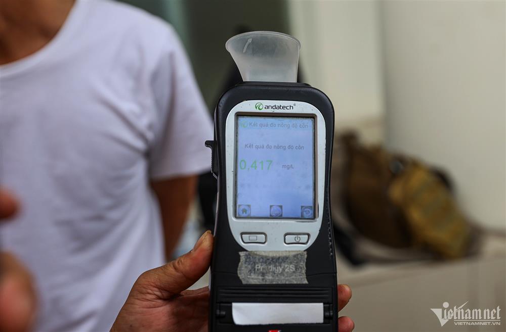 Vi phạm nồng độ cồn, tài xế đổ lỗi do ăn nửa kg mận-2