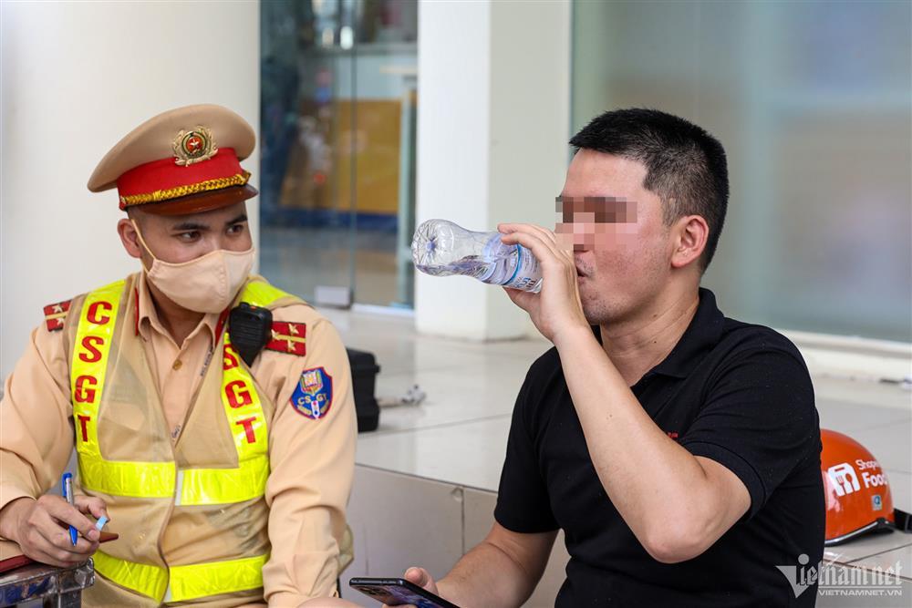 Vi phạm nồng độ cồn, tài xế đổ lỗi do ăn nửa kg mận-4