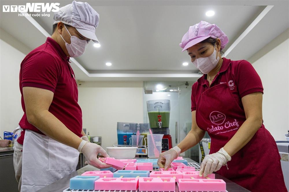 Cận cảnh quy trình làm kem 3D tạo hình 11 địa danh nổi tiếng ở Hà Nội-8