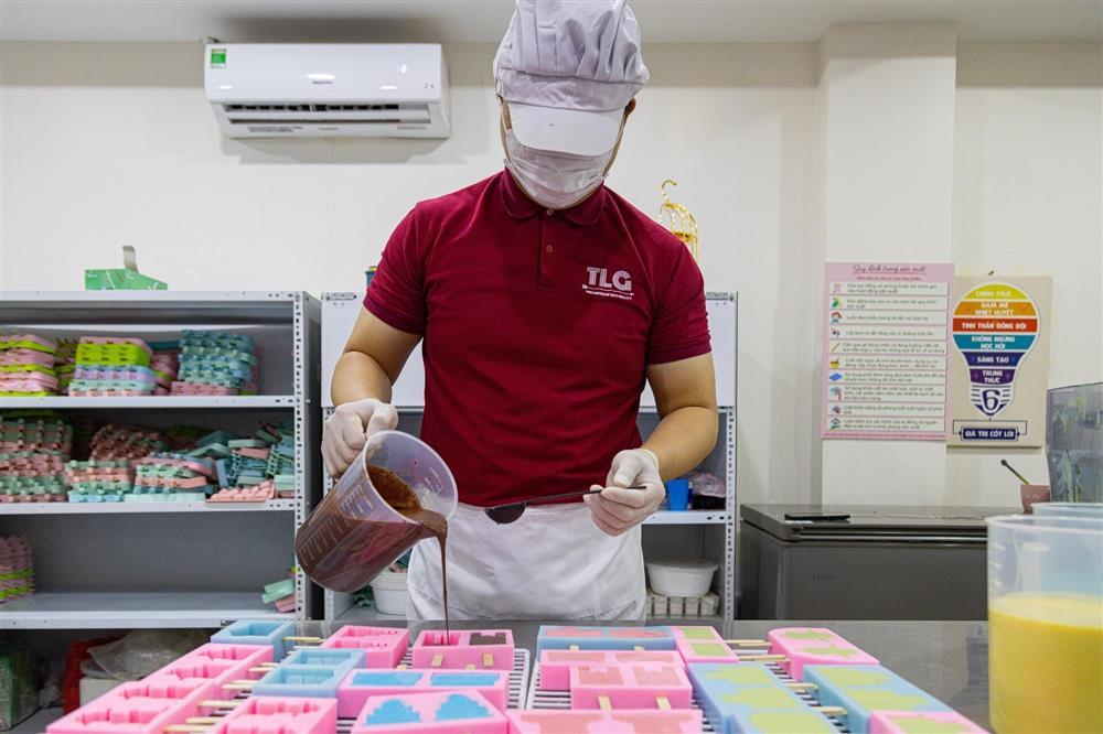 Cận cảnh quy trình làm kem 3D tạo hình 11 địa danh nổi tiếng ở Hà Nội-9