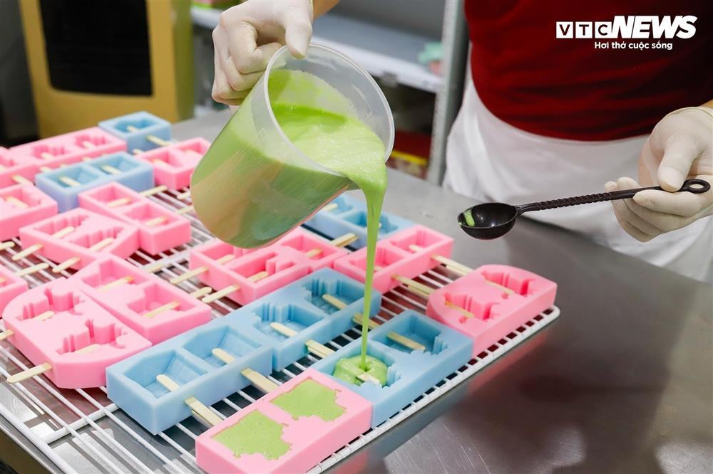 Cận cảnh quy trình làm kem 3D tạo hình 11 địa danh nổi tiếng ở Hà Nội-10