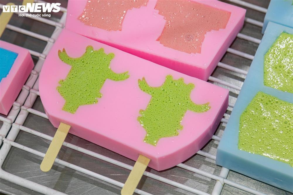 Cận cảnh quy trình làm kem 3D tạo hình 11 địa danh nổi tiếng ở Hà Nội-11