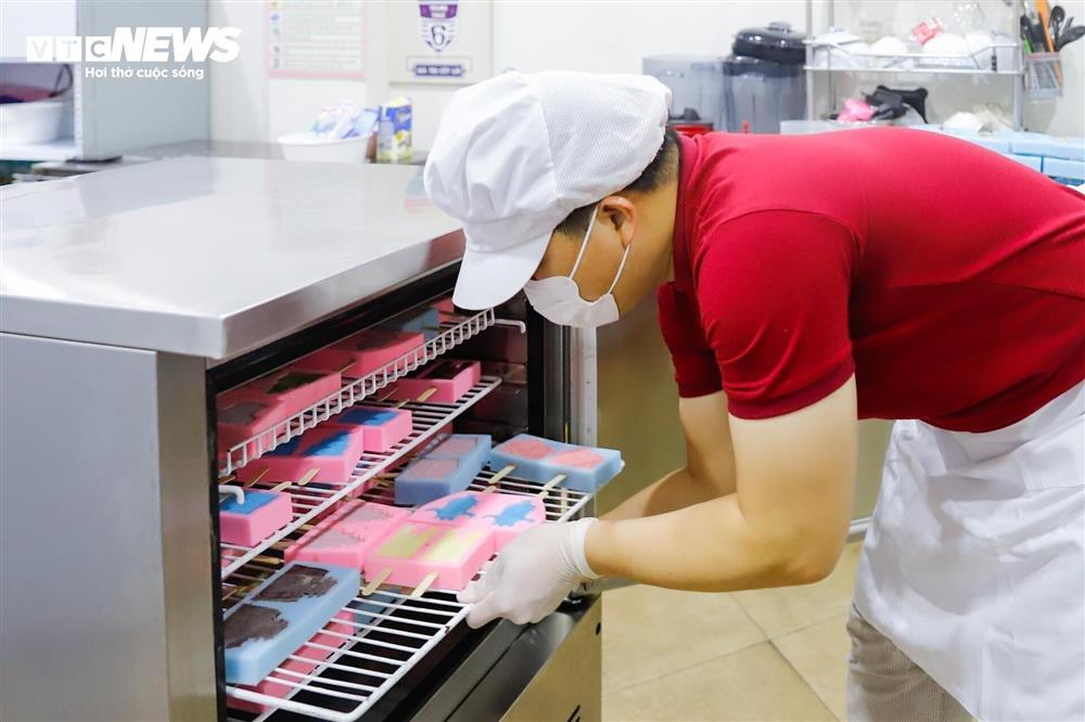 Cận cảnh quy trình làm kem 3D tạo hình 11 địa danh nổi tiếng ở Hà Nội-12