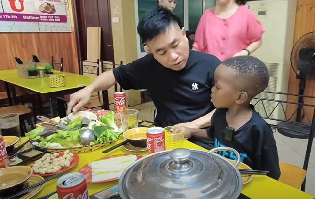 Cậu bé châu Phi du lịch xuyên Việt, mê tít đặc sản bốc mùi ở miền Tây-3