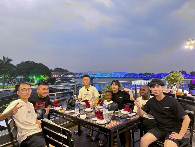 Cậu bé châu Phi du lịch xuyên Việt, mê tít đặc sản bốc mùi ở miền Tây-7