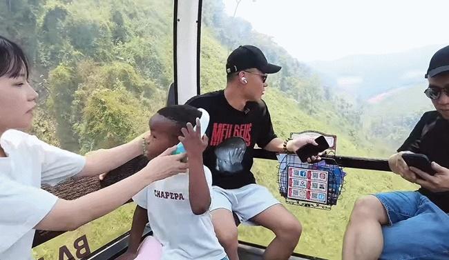 Cậu bé châu Phi du lịch xuyên Việt, mê tít đặc sản bốc mùi ở miền Tây-8