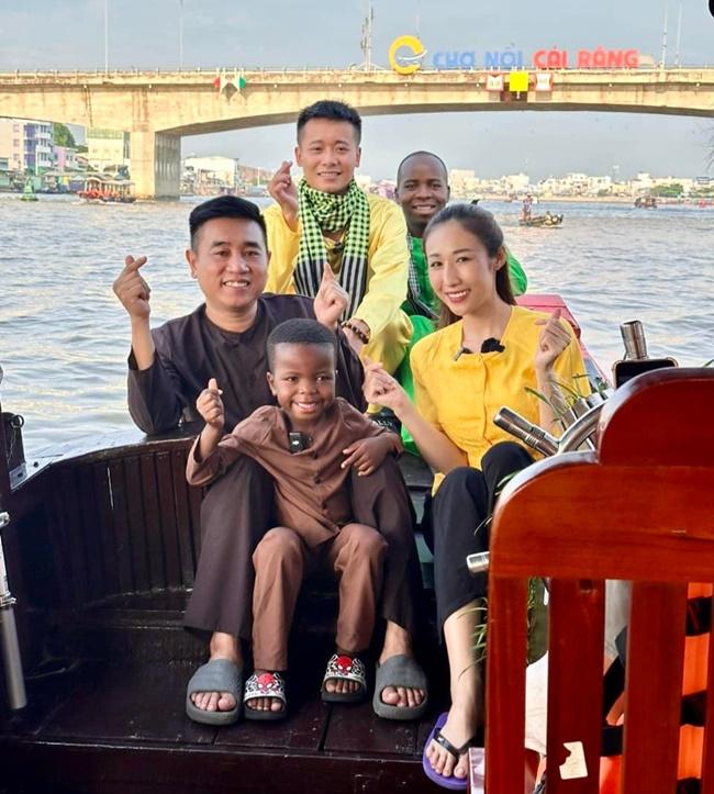 Cậu bé châu Phi du lịch xuyên Việt, mê tít đặc sản bốc mùi ở miền Tây-15