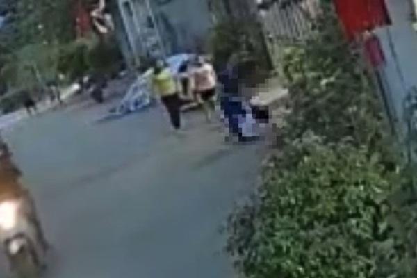 ‘Phượt thủ’ che biển số xe, giật túi xách của hai bé gái-2