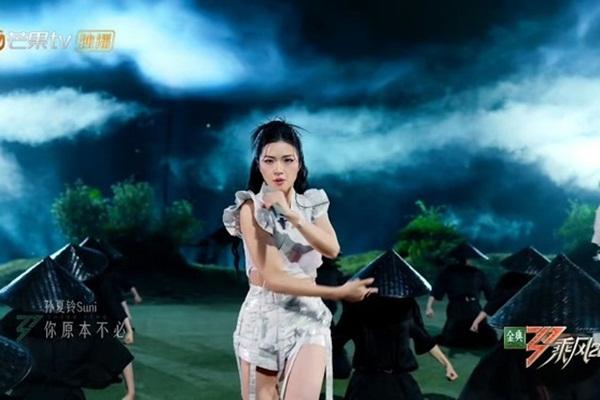 Thời trang của Suni Hạ Linh tại Đạp Gió 2024-15