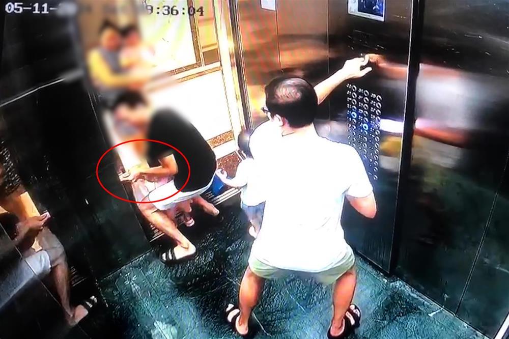 Em bé ở Hà Nội bị kẹp tay vào cửa thang máy, cư dân hết lòng giải cứu
