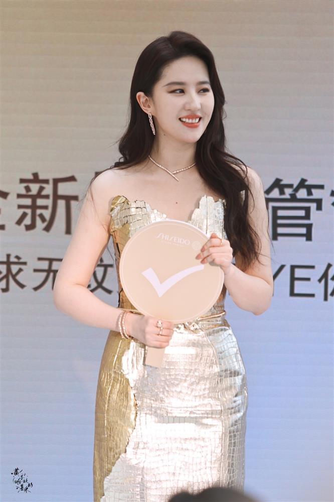 Vóc dáng của Lưu Diệc Phi ở tuổi 37, dân tình liền trách đừng chỉ biết nghĩ cho bản thân mình-1