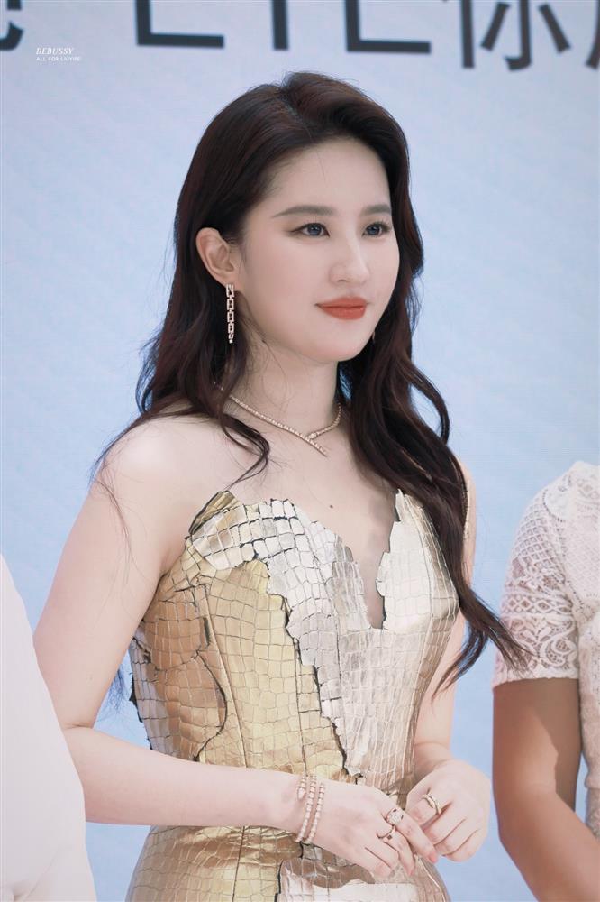 Vóc dáng của Lưu Diệc Phi ở tuổi 37, dân tình liền trách đừng chỉ biết nghĩ cho bản thân mình-3