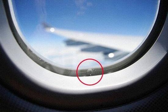 Cửa sổ máy bay luôn có lỗ hổng nhỏ, bạn có biết để làm gì?