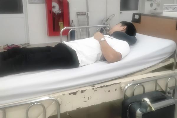 Sao nam Vbiz vừa nhập viện cấp cứu đã lại chạy show suốt 12 tiếng, nghe lí do lại càng xót xa-9